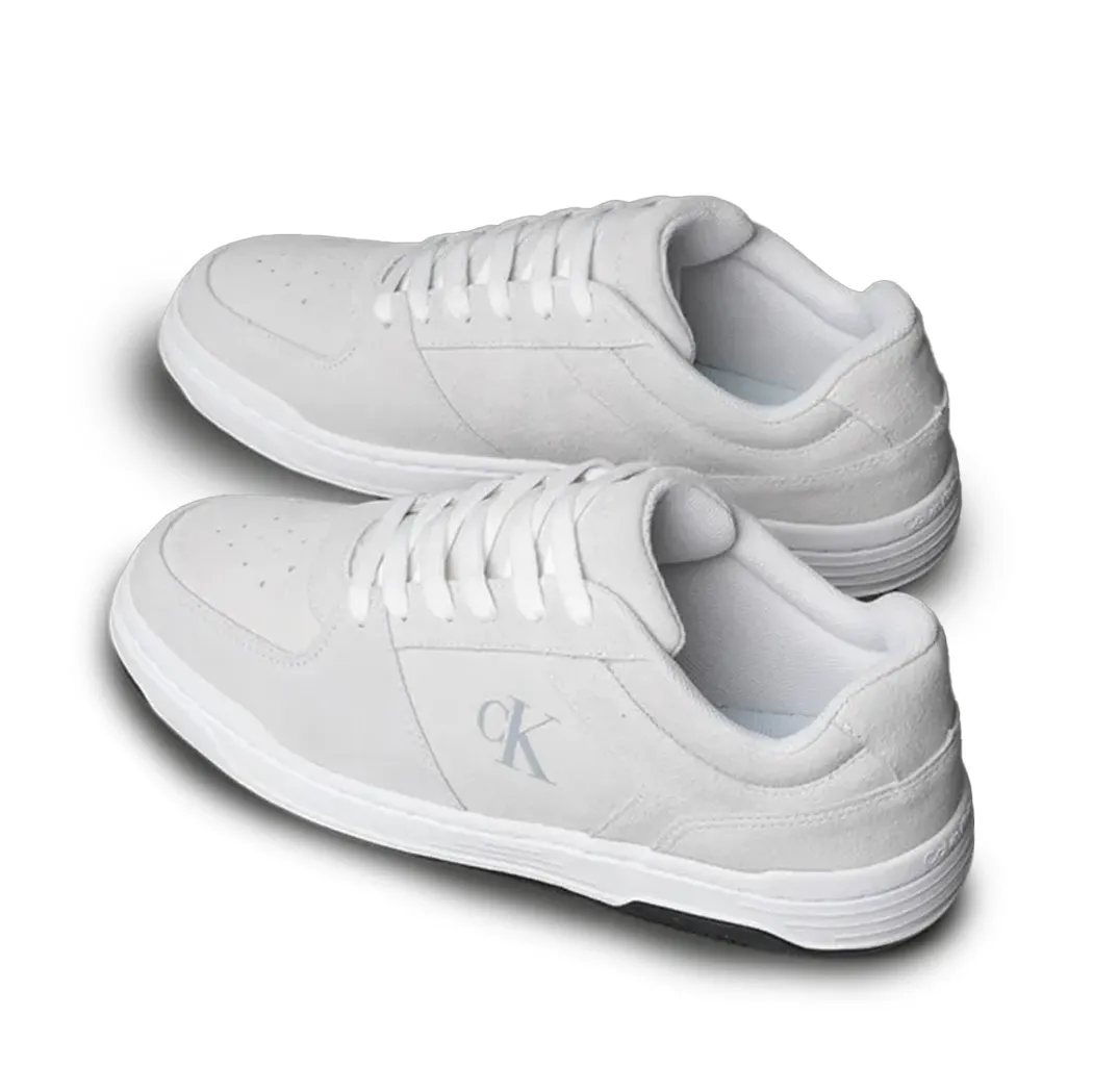 Tênis Calvin Klein branco em couro natural em ângulo mostrando detalhes do design e acabamento